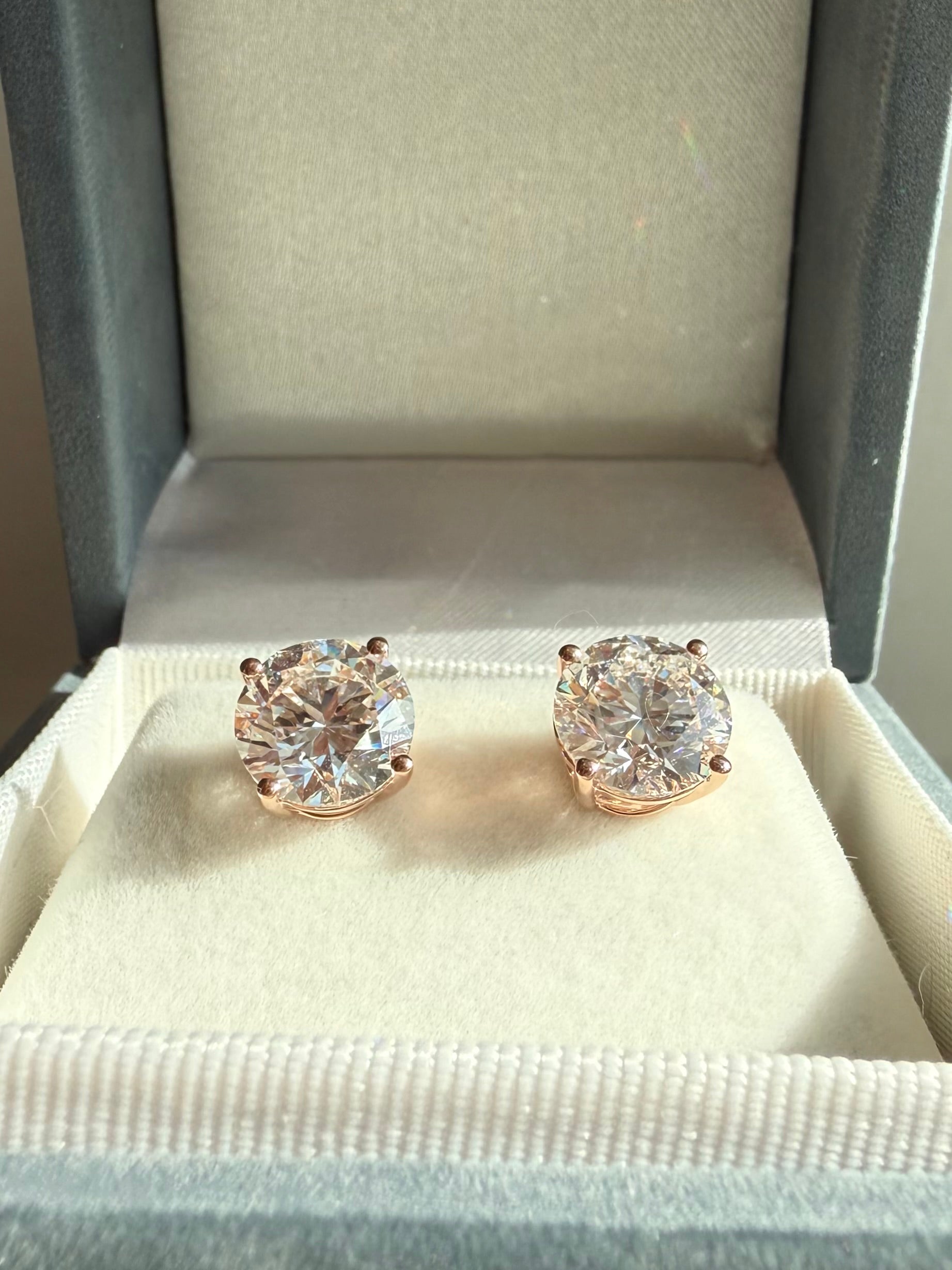 Round Diamond Stud Earrings