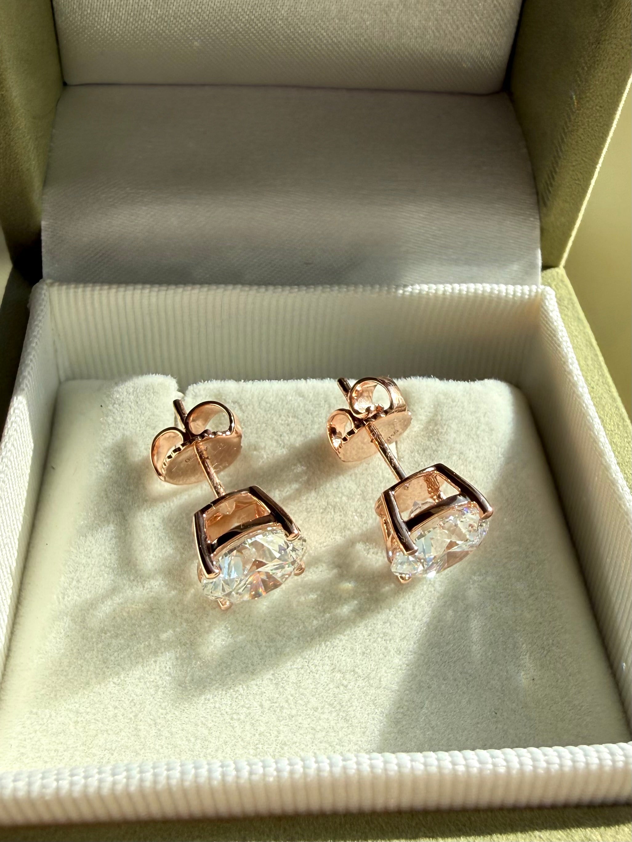 Round Diamond Stud Earrings